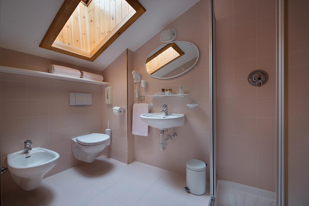 Twin Room Attic,115519643:JPEG