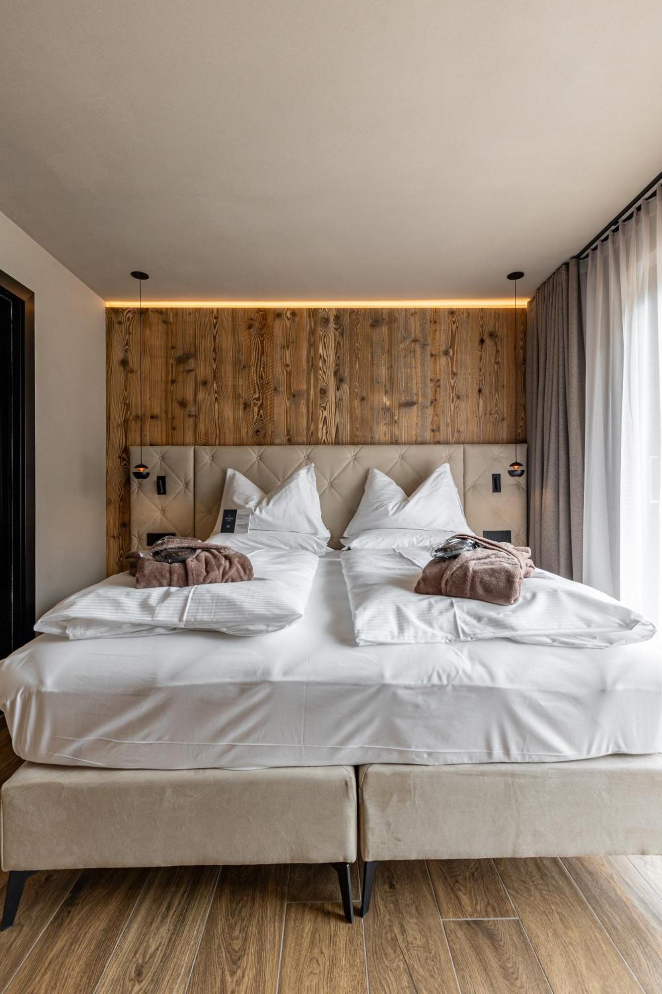 Deluxe Double Room Balcony & Mountain View