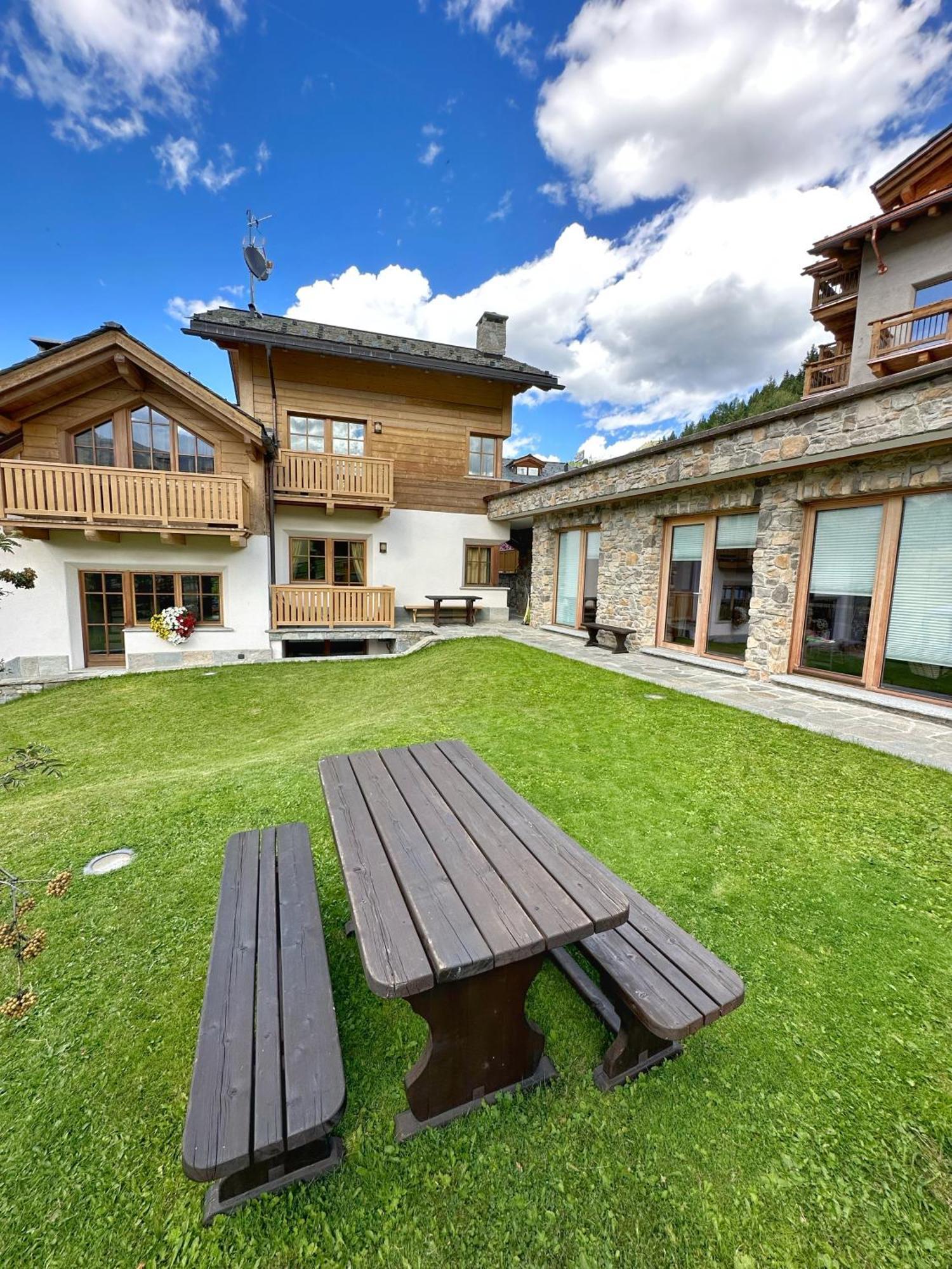 Superior One-Bedroom Apartment Balcony